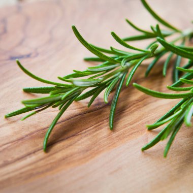 Biberiye taze otlar ahşap tahta üzerinde.