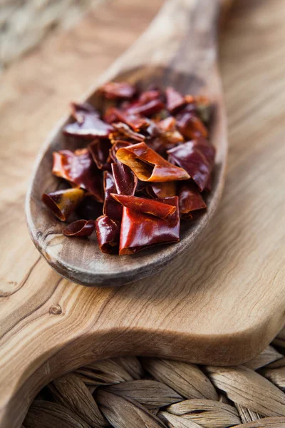 Сушеный Красный Чили Горячие Специи Макро Деревянной Ложке — стоковое фото