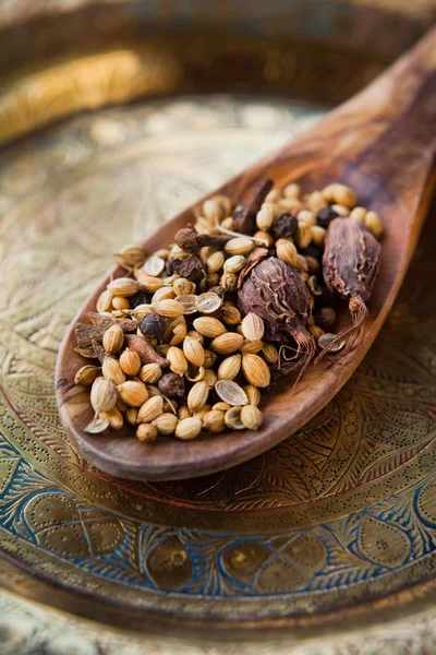 Garam Masala Indiano Spezie Intere Macro Cucchiaio Legno — Foto Stock