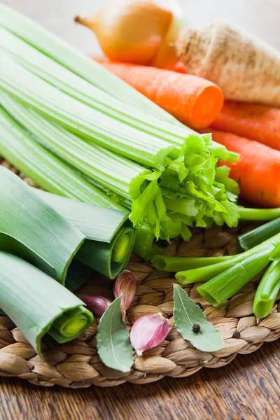 Свежие Ингредиенты Овощного Ингредиента Морковь Сельдерей Лук Порей Морковь Пастернак — стоковое фото