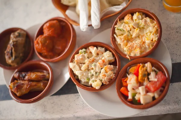 西班牙小吃选择 俄罗斯沙拉 鸡翅和番茄酱肉丸 — 图库照片