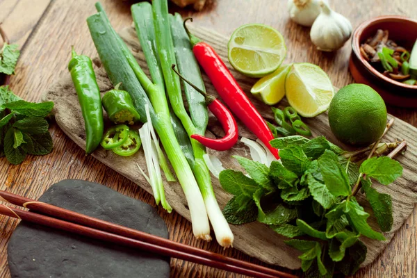 Fechar Mesa Cozinha Com Legumes Variados — Fotografia de Stock