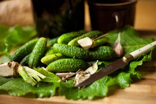 Närbild Högen Gurkor Och Kniv Köksbordet — Stockfoto