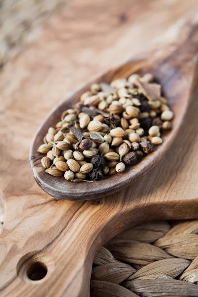 Egész Garam Masala Indiai Fűszerek Fakanállal — Stock Fotó