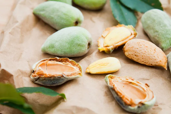 Jovem Green Alond Nuts Conchas Fundo Madeira — Fotografia de Stock