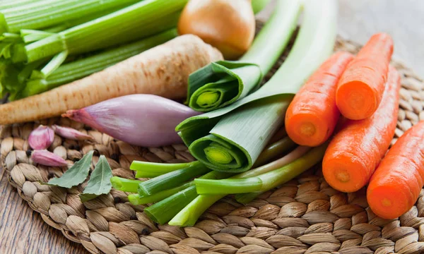 Свежие Ингредиенты Овощного Ингредиента Морковь Сельдерей Лук Порей Морковь Пастернак — стоковое фото