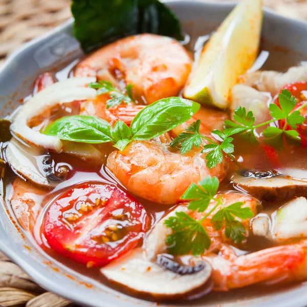 Sopa Langostinos Tailandeses Tom Yum Cocinado Con Champiñones Tomate Ajo — Foto de Stock