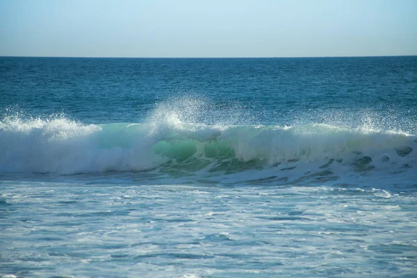 Große Welle Auf Dem Meer Bei Tag Hintergrund Der Natur — Stockfoto