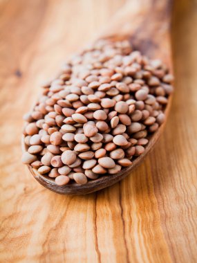 Kahverengi mercimek - Hint masoor Dal üzerinde tahta kaşık, makro.