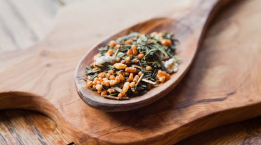 Kuru pirinç yeşil çay - Asya tarzı içki.