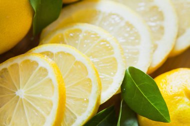 yeşil yaprakları ile taze limon dilimleri yakın çekim