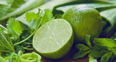 ahşap tahta üzerinde yeşillik ile doğranmış kireç