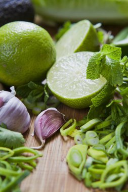 ahşap tahta üzerinde yeşillik ve sarımsak karanfil ile doğranmış kireç
