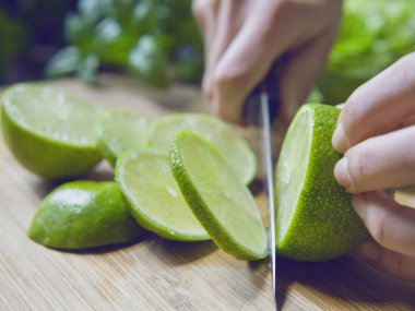 baş ahşap tahta üzerinde taze kireç dilimleme