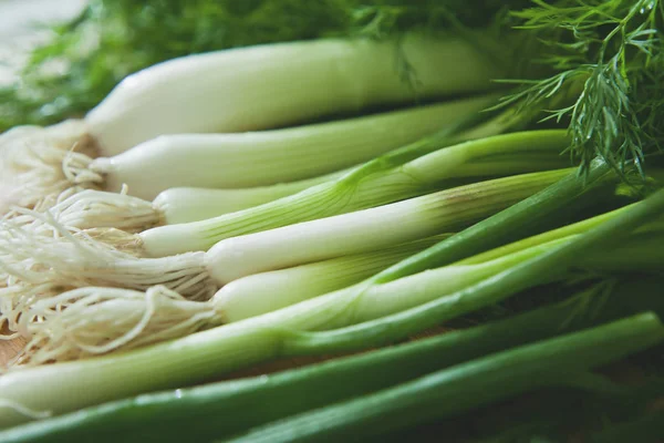 Зеленый весенний лук с луком из лука - лук. Здоровая свежая овощи — стоковое фото
