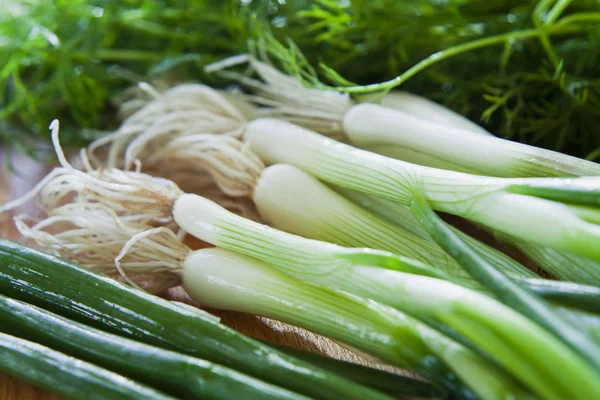 Zöldhagymák és metélőhagyma-scallions. Egészséges friss vege — Stock Fotó