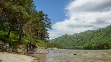 Dağlarda gökyüzüne çalıştıran ufukta bulutlar. Altay dağlarında bir timelapse vurdu.