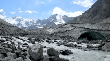 Buzul huso Dağı'nın eteklerinde üzerinden Akkem nehir akar. Arka planda en fazla kar. Ön planda dere taşları arasında çalışır..