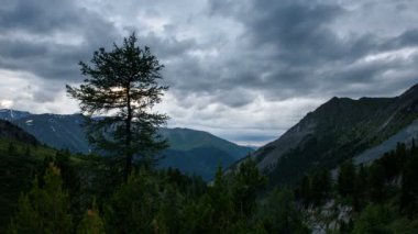 Batan güneşin bulutların spin. Dağ Nehri Vadisi, gökyüzü hava kararıyor, bulutlu olur. Timelapse.