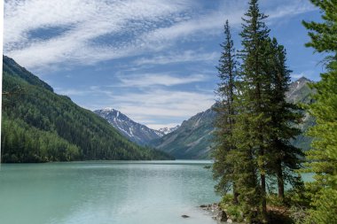 Kucherlin Gölü nün görünümü bir yaz gününde, altay, Rusya Federasyonu.