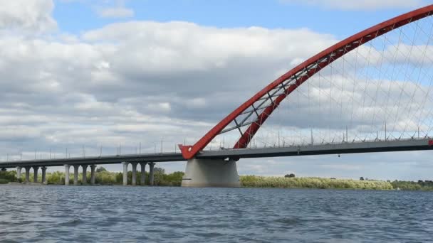 Arka Planda Nehir Kıyısında Bir Kırmızı Kemer Bugrinsky Köprüsü Nün — Stok video