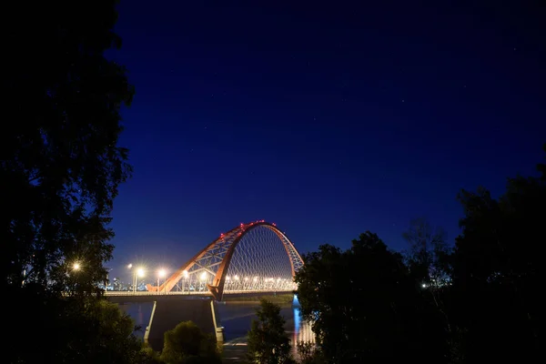 Pont Sur Rivière Nuit Les Lumières Pont Brillent Dans Ciel — Photo