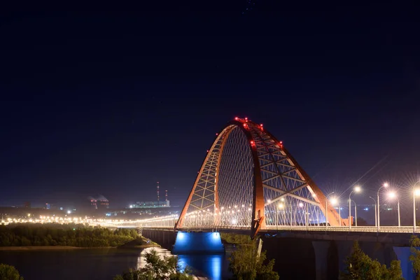 Pont Sur Rivière Nuit Les Lumières Pont Brillent Dans Ciel — Photo