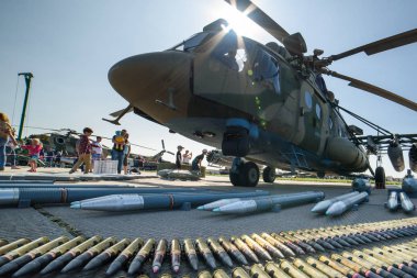 27 Ağustos 2017. Novosibirsk, Rusya Federasyonu. Rus askeri helikopter ve onun donatma hava gösterisi.