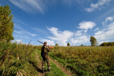 Avcı alanına dönüyor. Sonbahar, açık gökyüzü ve güneş.