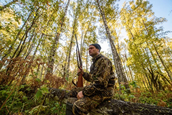 Jägare Med Pistol Skogen Hösten Mot Bakgrund Träd Med Gult — Stockfoto