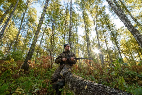 Cazador Con Arma Bosque Otoño Contra Fondo Árboles Con Follaje — Foto de Stock