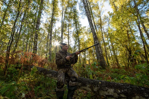 Jägare Med Pistol Skogen Hösten Mot Bakgrund Träd Med Gult — Stockfoto