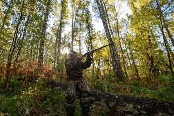 Hunter Pistolí Podzimním Lese Pozadí Stromů Žlutým Olistěním — Stock fotografie