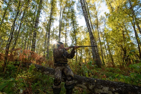 Hunter Pistolí Podzimním Lese Pozadí Stromů Žlutým Olistěním — Stock fotografie