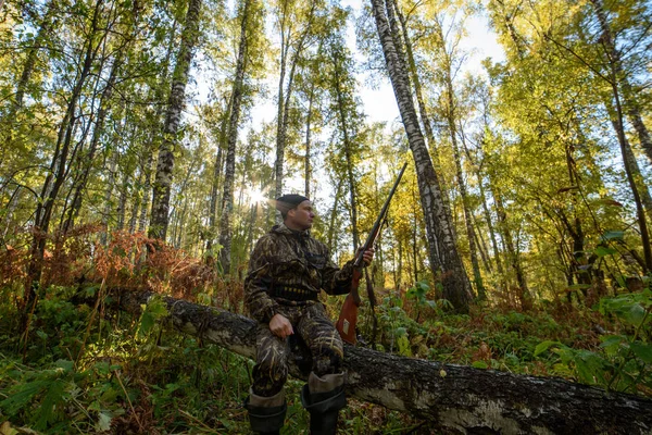 Cazador Con Arma Bosque Otoño Contra Fondo Árboles Con Follaje — Foto de Stock