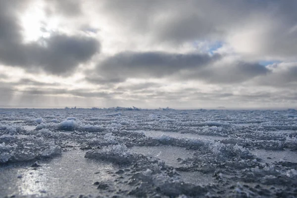 Buz Büyük Bir Vücut Yüzeyinde Kışın Donuyor — Stok fotoğraf