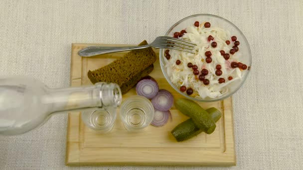 Vodka Dituangkan Dalam Gelas Atas Meja Adalah Makanan Ringan Tradisional — Stok Video