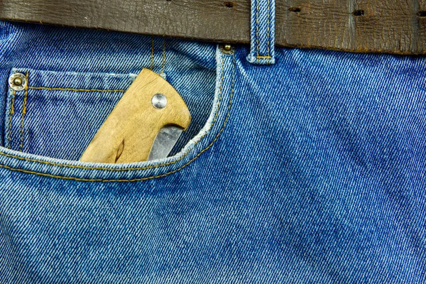 Coltello Pieghevole Con Manico Legno Fuoriesce Dalla Tasca Dei Jeans — Foto Stock