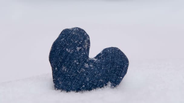 Het Hart Van Blauwe Denim Ligt Sneeuw Besprenkeld Met Sneeuw — Stockvideo