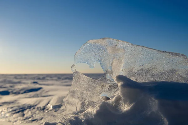 Fragmentos Transparentes Hielo Nieve Forman Sobre Telón Fondo Del Paisaje —  Fotos de Stock