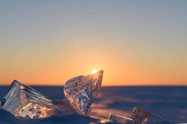 Fragmentos Transparentes Gelo Contra Pano Fundo Infinita Paisagem Nevada Durante — Fotografia de Stock