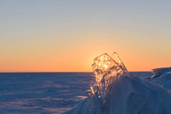 Fragments Glace Transparents Sur Fond Paysage Enneigé Sans Fin Coucher — Photo