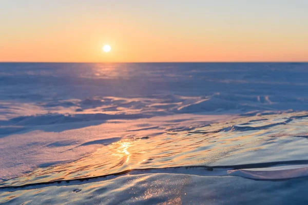 Şeffaf Sonsuz Karlı Manzara Günbatımı Sırasında Zemin Karşı Buz Parçaları — Stok fotoğraf