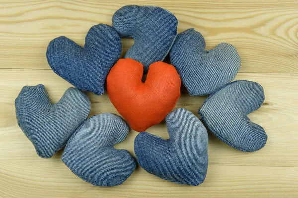 Coração Vermelho Encontra Fundo Madeira Torno Dele Coração Denim — Fotografia de Stock