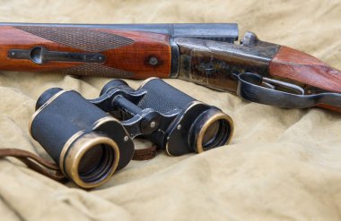 Vintage av tüfeği ve dürbün bir haki çadır üzerinde yalan.