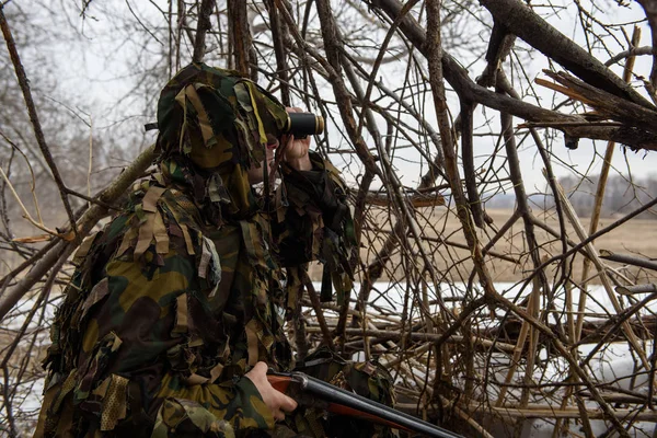 Chasseur Dans Une Cabane Des Branches Cherche Des Proies Avec — Photo