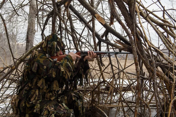 Chasseur Dans Une Cabane Des Branches Cherche Des Proies — Photo