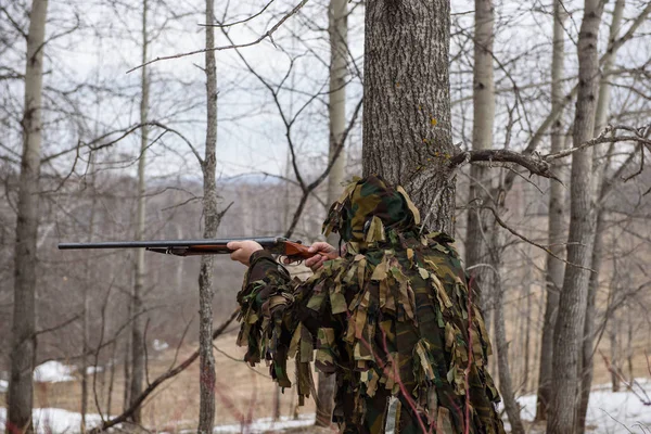 Jägare Med Pistol Smyger Skogen Och Ser För Byten — Stockfoto