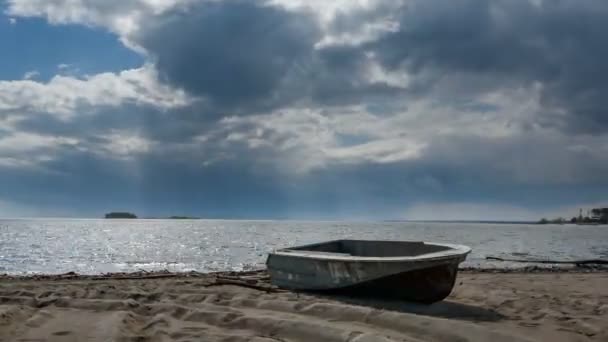 Bateau Pêche Couché Dans Sable Sur Rive Lac Nuages Traversant — Video