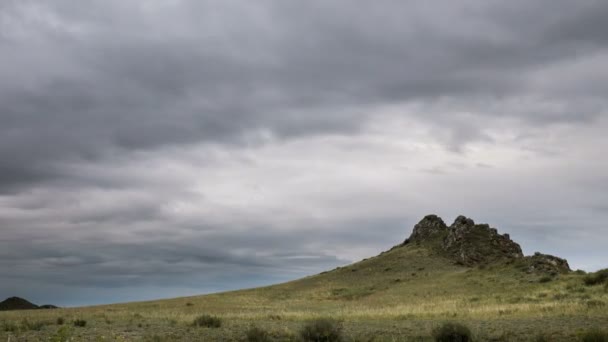 Felsen Der Steppe Bei Bewölktem Wetter Wolken Bewegen Sich Himmel — Stockvideo